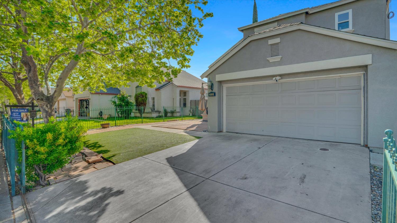 Detail Gallery Image 2 of 23 For 2033 Middle River Dr, Stockton,  CA 95206 - 4 Beds | 3 Baths