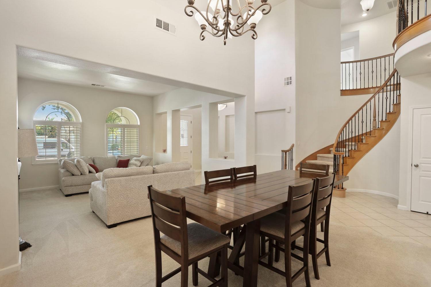 Detail Gallery Image 11 of 54 For 10831 Meadowmont Way, Stockton,  CA 95219 - 5 Beds | 3 Baths