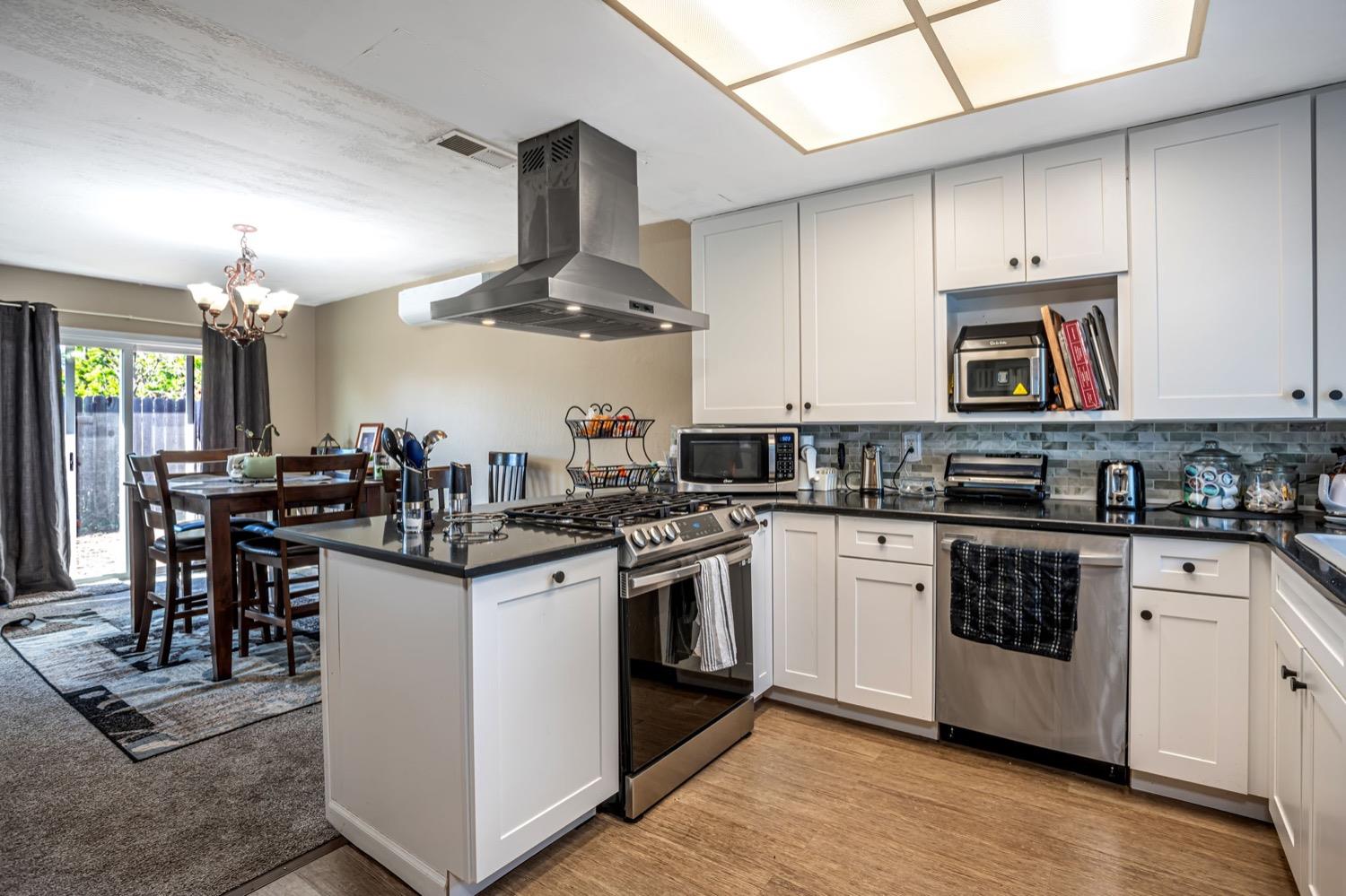 Detail Gallery Image 7 of 28 For 9443 Fort Worth Way, Sacramento,  CA 95827 - 3 Beds | 2 Baths