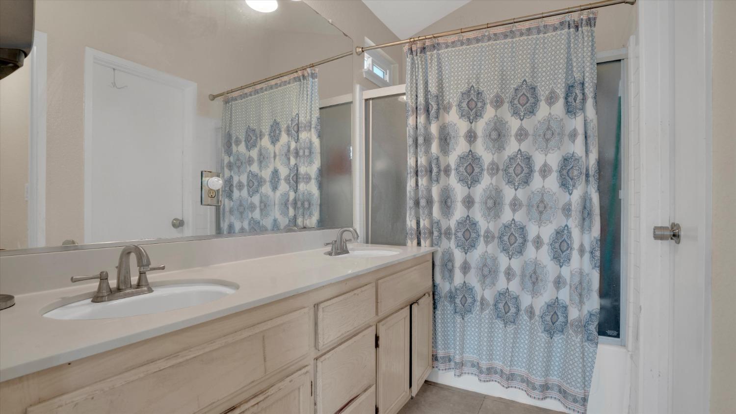 Detail Gallery Image 17 of 23 For 2033 Middle River Dr, Stockton,  CA 95206 - 4 Beds | 3 Baths