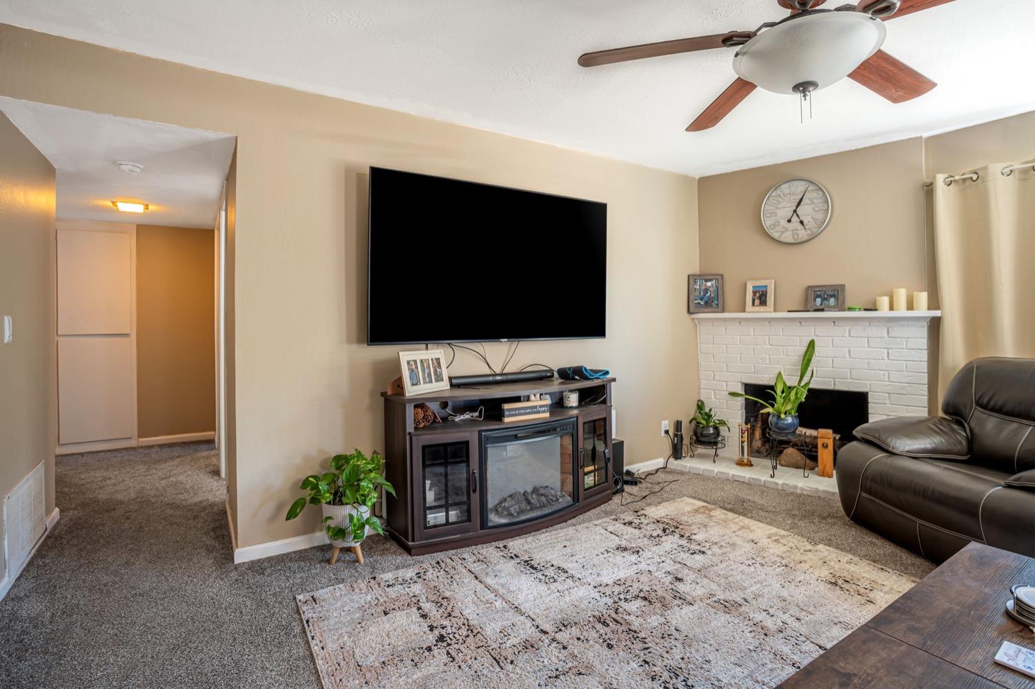 Detail Gallery Image 4 of 28 For 9443 Fort Worth Way, Sacramento,  CA 95827 - 3 Beds | 2 Baths
