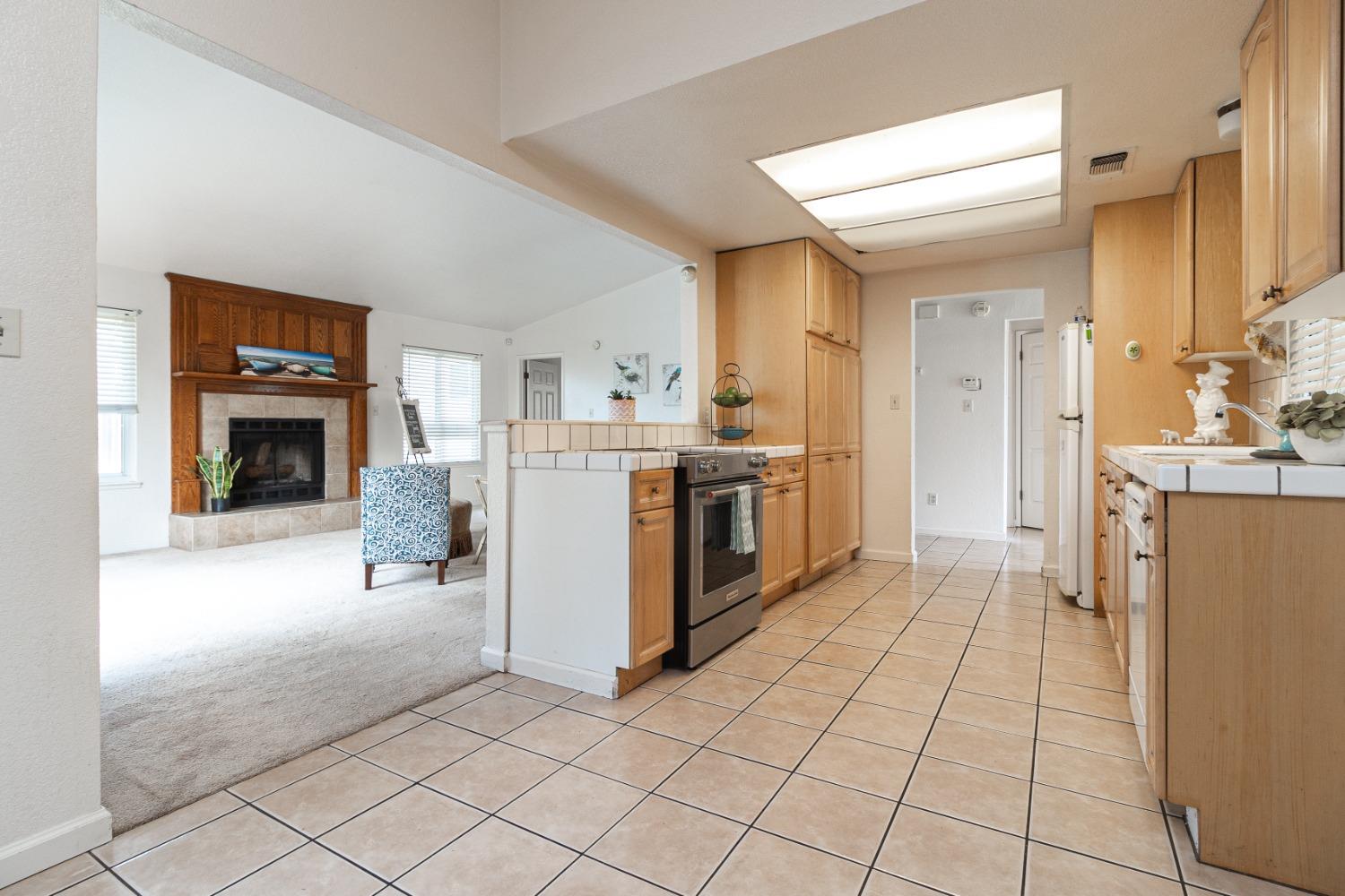 Detail Gallery Image 5 of 21 For 1636 Waudman Ave, Stockton,  CA 95209 - 3 Beds | 2 Baths