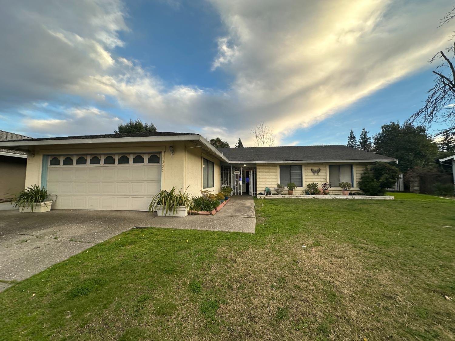 Detail Gallery Image 1 of 31 For 2305 Lido Cir, Stockton,  CA 95207 - 4 Beds | 2 Baths