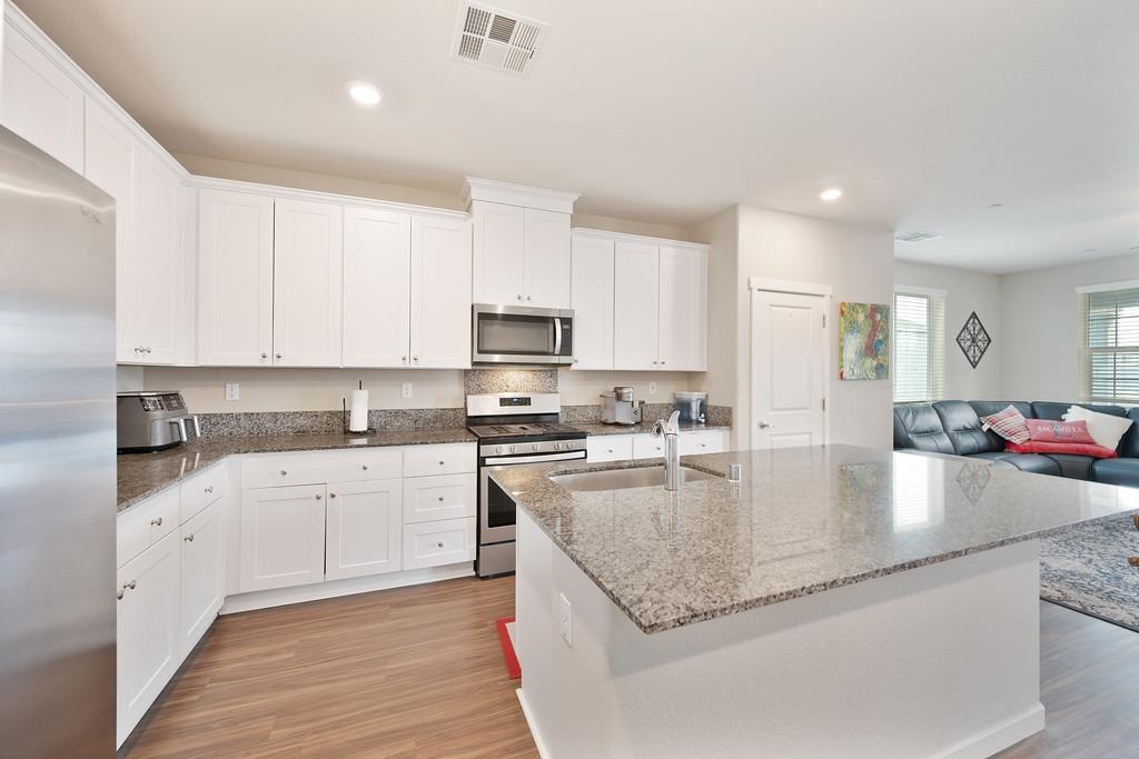 Detail Gallery Image 14 of 27 For 3230 New York Rd, West Sacramento,  CA 95691 - 4 Beds | 3/1 Baths