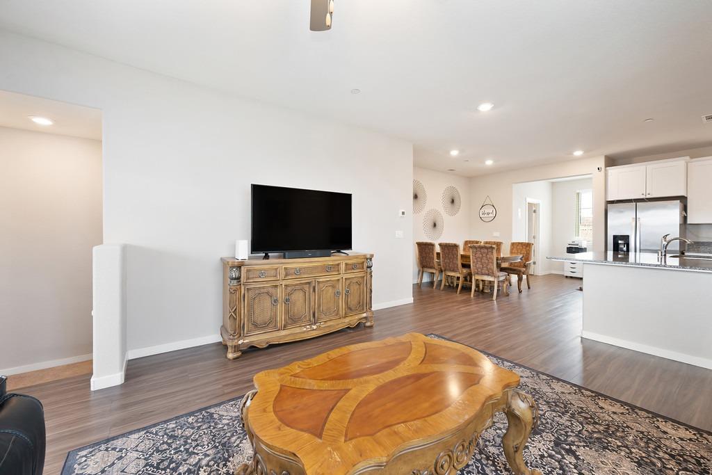 Detail Gallery Image 10 of 27 For 3230 New York Rd, West Sacramento,  CA 95691 - 4 Beds | 3/1 Baths