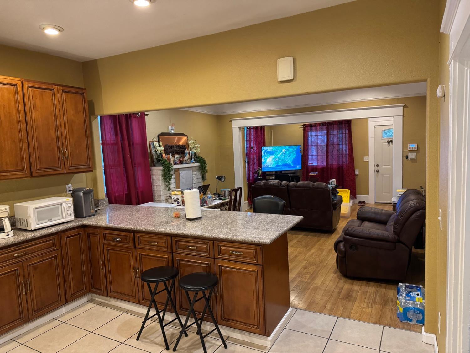 Detail Gallery Image 4 of 14 For 112 E Jefferson St, Stockton,  CA 95206 - 3 Beds | 2 Baths