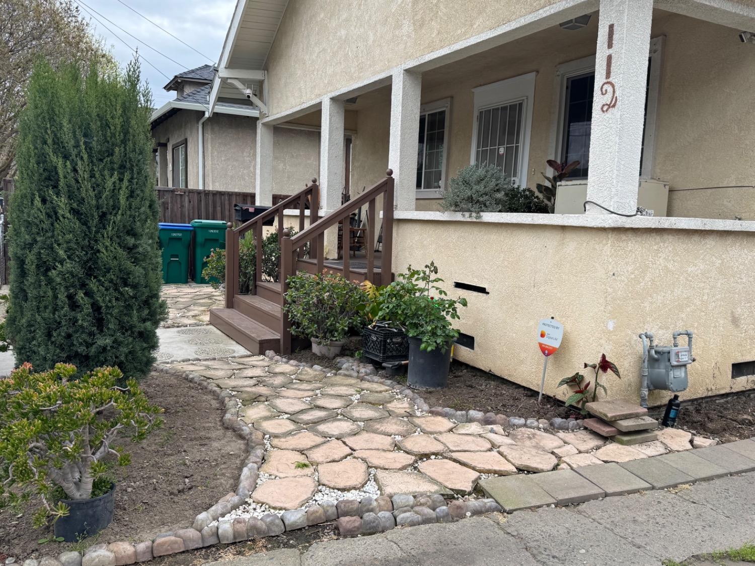Detail Gallery Image 2 of 14 For 112 E Jefferson St, Stockton,  CA 95206 - 3 Beds | 2 Baths