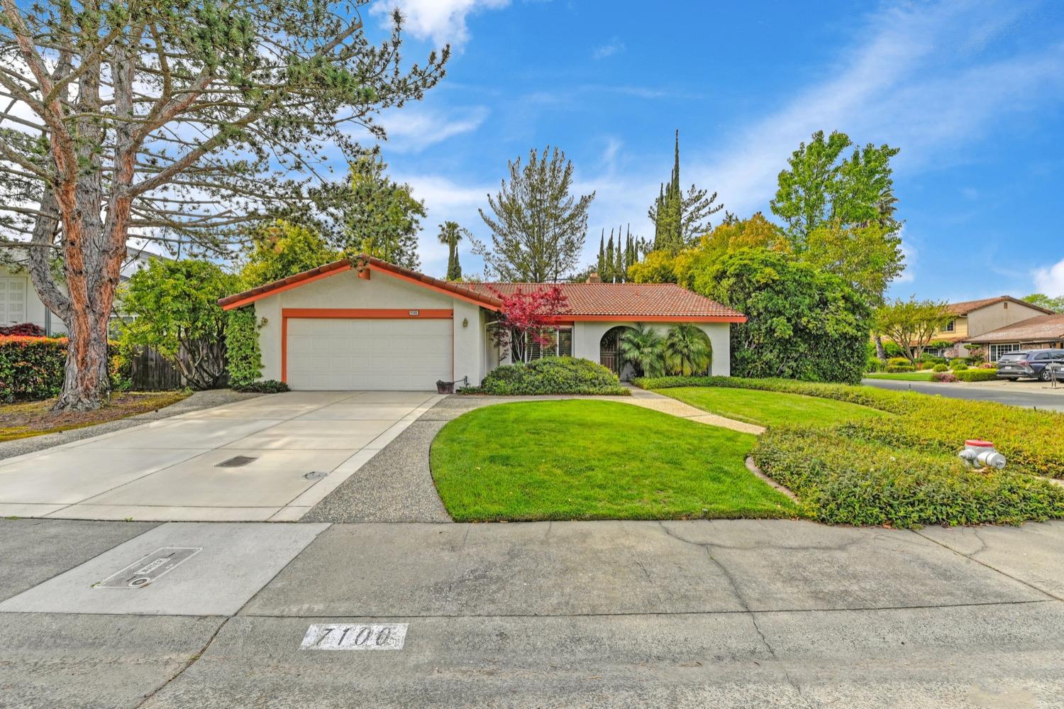 Detail Gallery Image 1 of 1 For 7100 Lynhollen Way, Sacramento,  CA 95831 - 3 Beds | 2 Baths