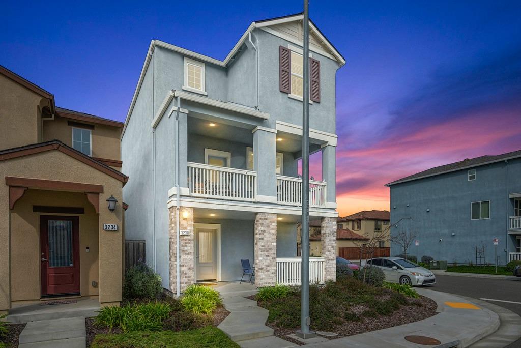 Detail Gallery Image 1 of 27 For 3230 New York Rd, West Sacramento,  CA 95691 - 4 Beds | 3/1 Baths