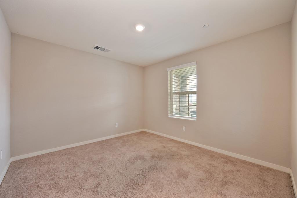 Detail Gallery Image 6 of 27 For 3230 New York Rd, West Sacramento,  CA 95691 - 4 Beds | 3/1 Baths