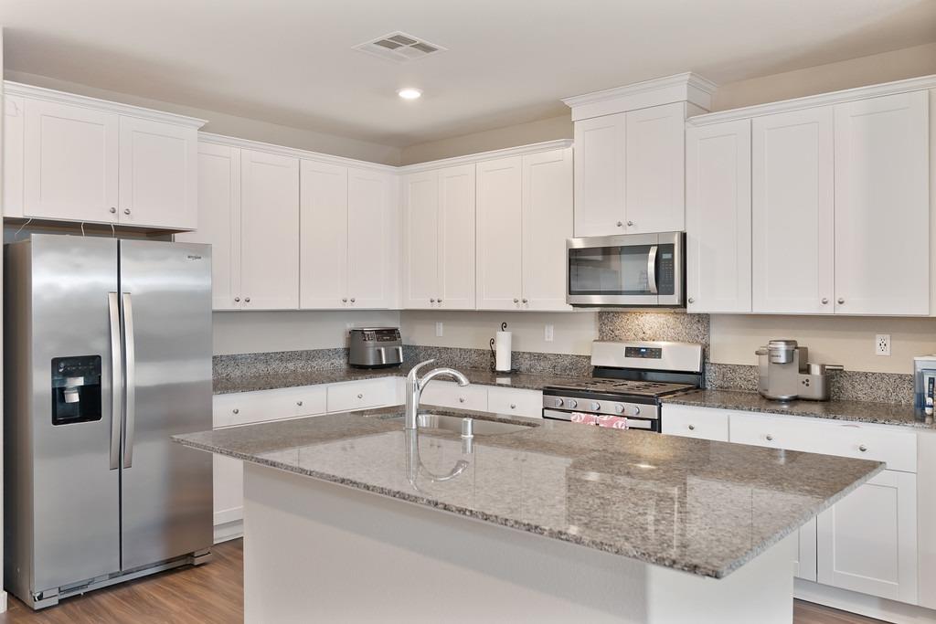 Detail Gallery Image 11 of 27 For 3230 New York Rd, West Sacramento,  CA 95691 - 4 Beds | 3/1 Baths