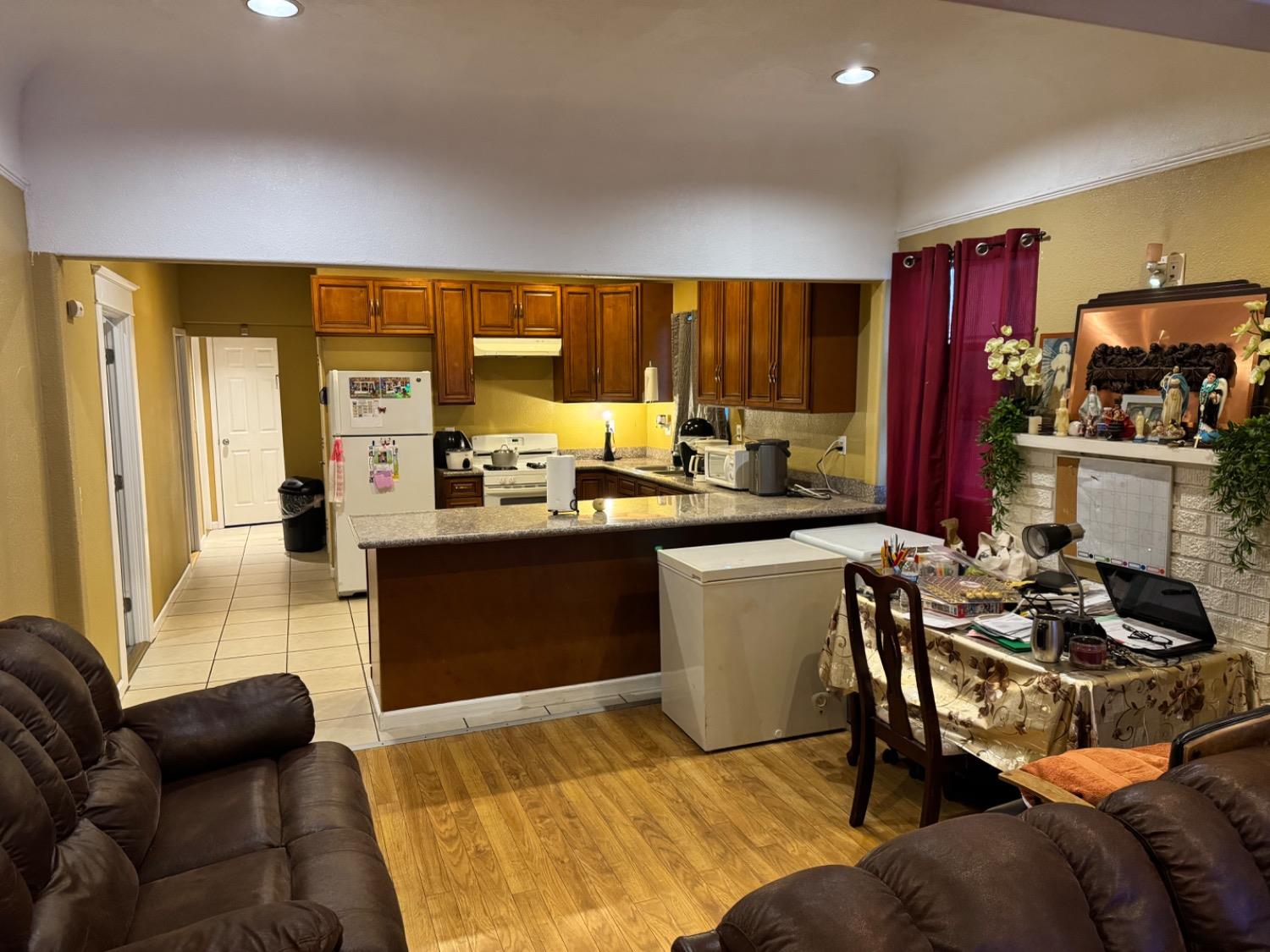 Detail Gallery Image 5 of 14 For 112 E Jefferson St, Stockton,  CA 95206 - 3 Beds | 2 Baths