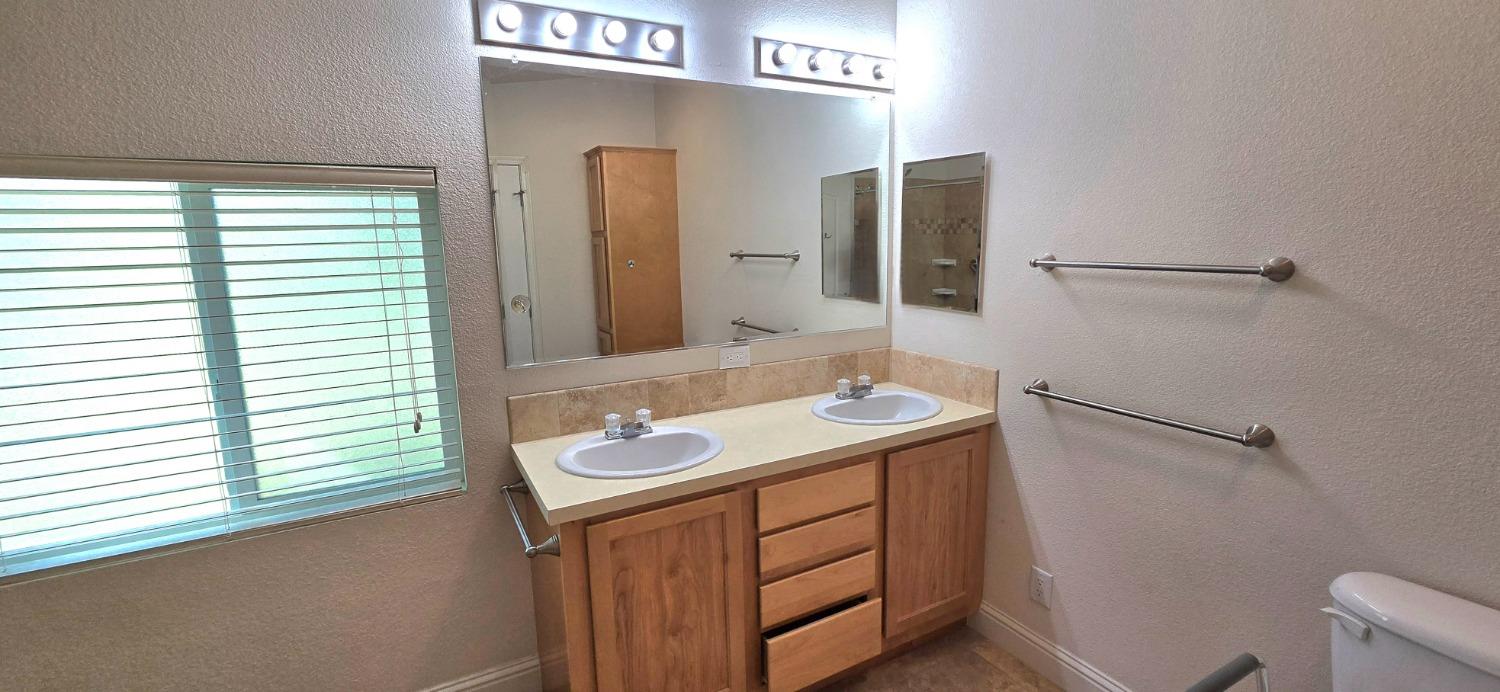 Detail Gallery Image 4 of 49 For 194 Full Cir, Davis,  CA 95618 - 3 Beds | 2 Baths