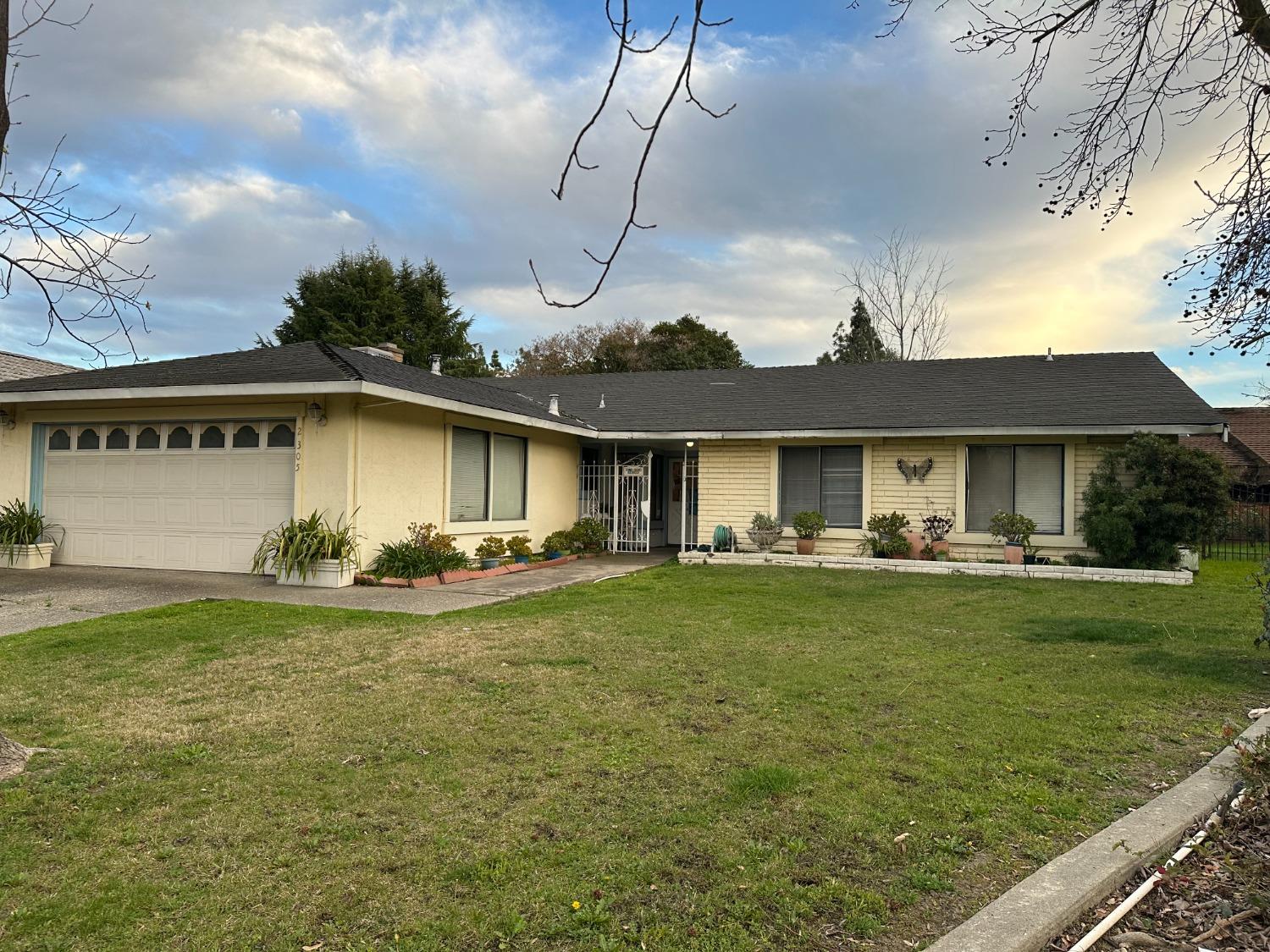 Detail Gallery Image 3 of 31 For 2305 Lido Cir, Stockton,  CA 95207 - 4 Beds | 2 Baths