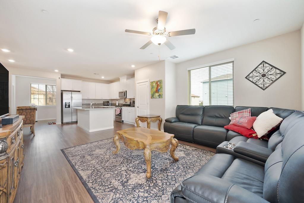 Detail Gallery Image 8 of 27 For 3230 New York Rd, West Sacramento,  CA 95691 - 4 Beds | 3/1 Baths