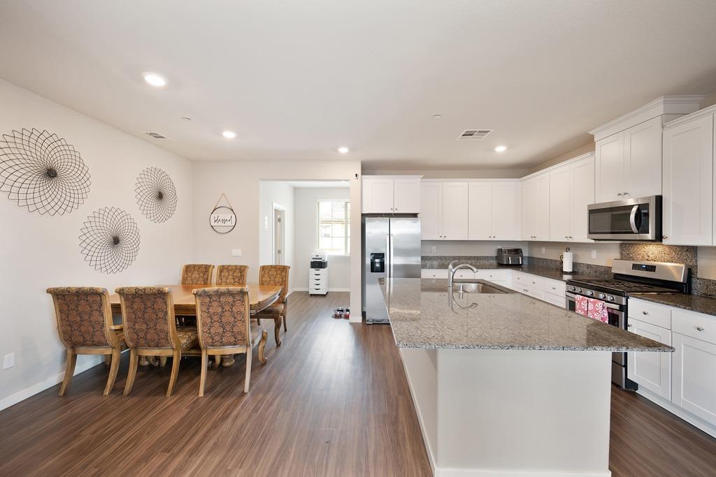 Detail Gallery Image 12 of 27 For 3230 New York Rd, West Sacramento,  CA 95691 - 4 Beds | 3/1 Baths