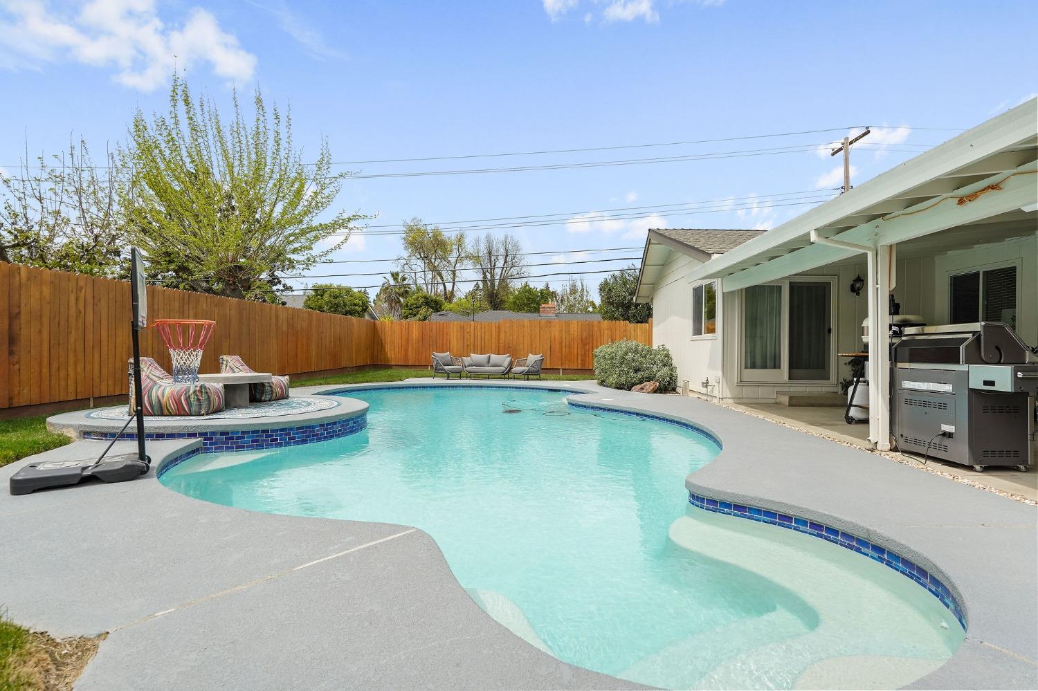 Detail Gallery Image 34 of 43 For 761 Saverien Dr, Sacramento,  CA 95864 - 4 Beds | 2/1 Baths