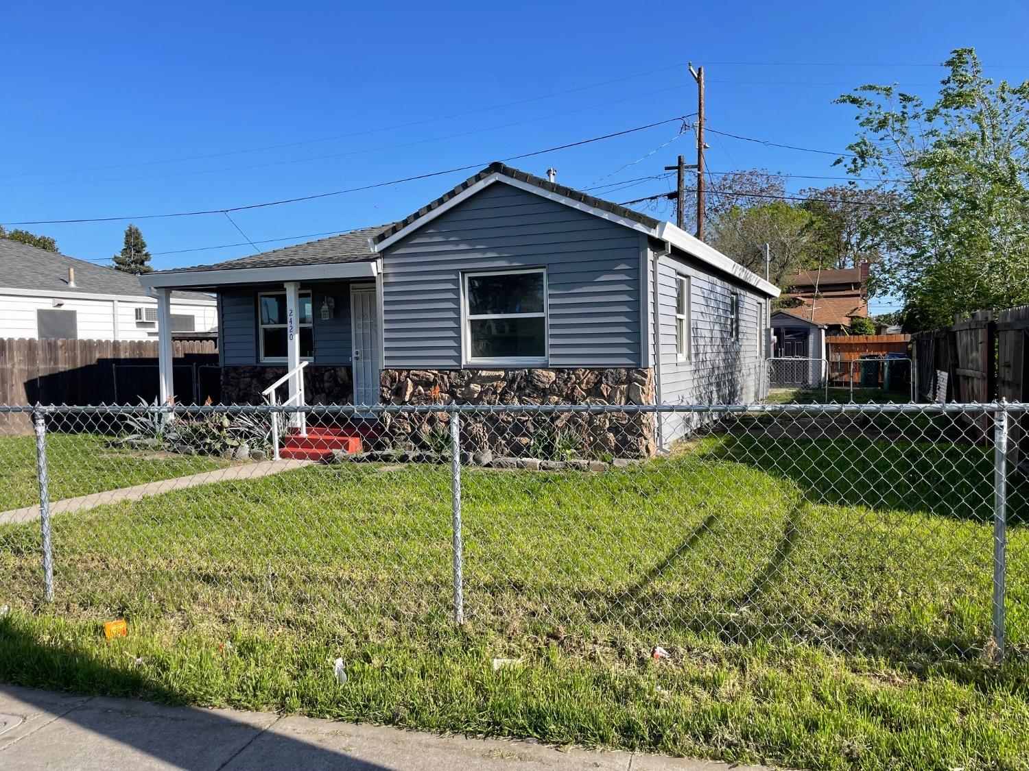 Detail Gallery Image 2 of 24 For 2420 E Fremont St, Stockton,  CA 95205 - 2 Beds | 1 Baths