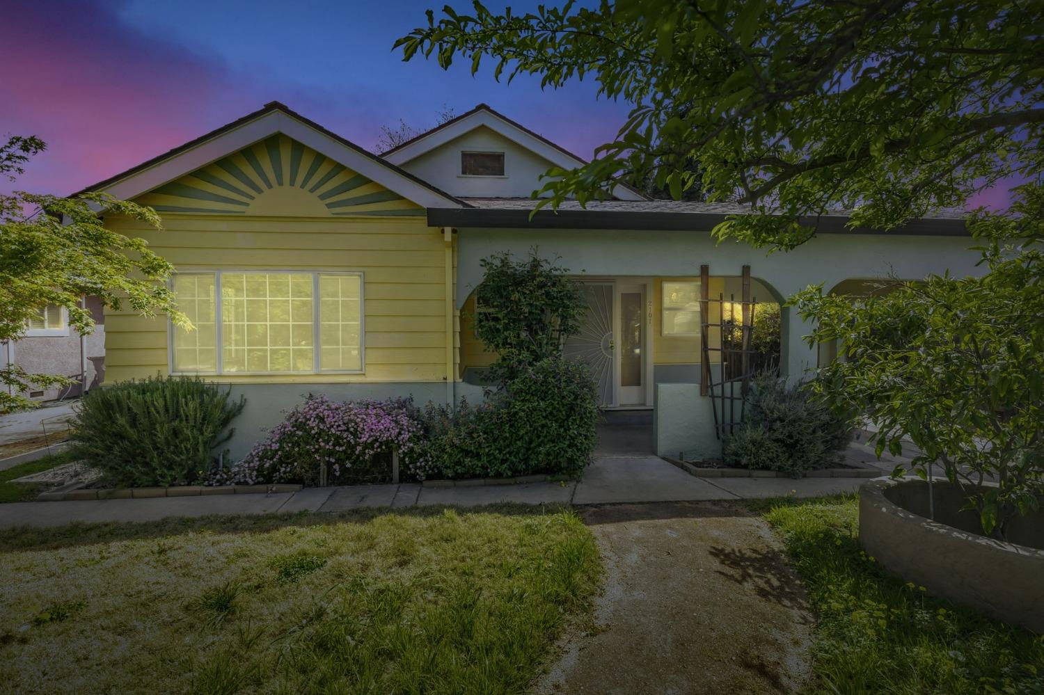 Detail Gallery Image 1 of 1 For 2101 55th St, Sacramento,  CA 95817 - 3 Beds | 2/1 Baths