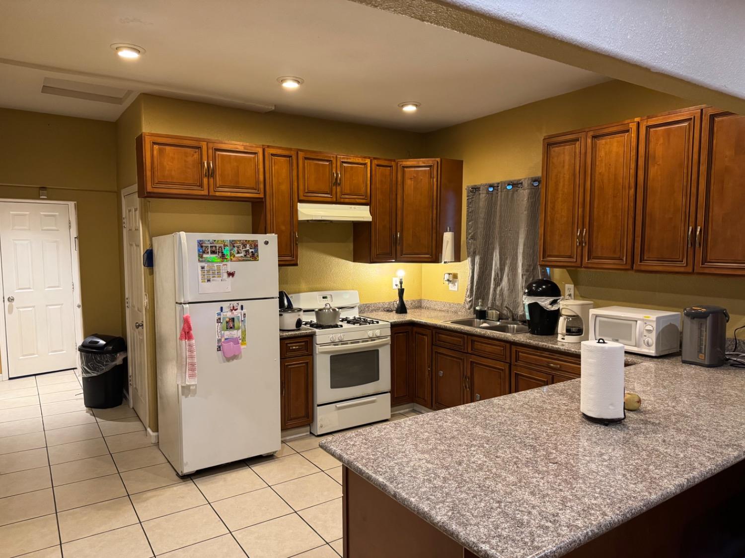 Detail Gallery Image 3 of 14 For 112 E Jefferson St, Stockton,  CA 95206 - 3 Beds | 2 Baths