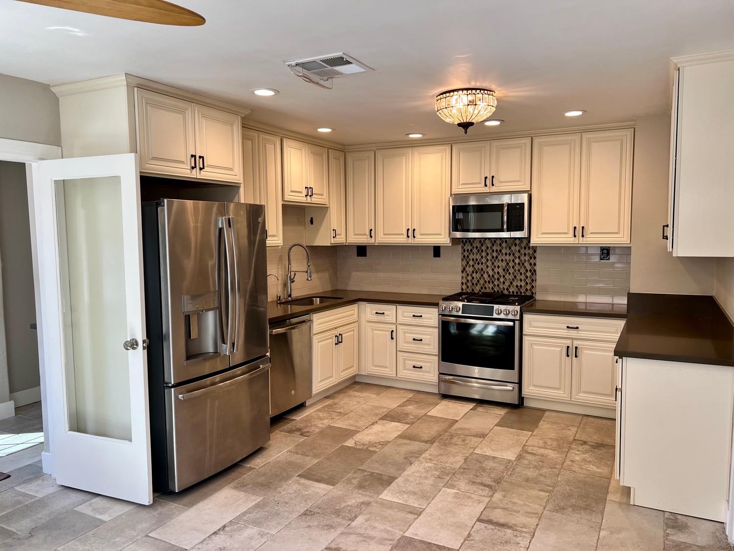 Detail Gallery Image 11 of 99 For 1228 W Walnut St, Stockton,  CA 95203 - 3 Beds | 2 Baths