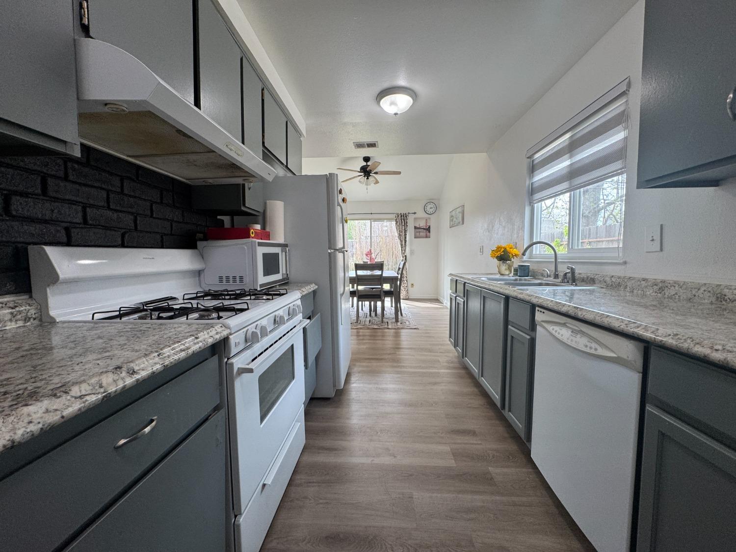 Detail Gallery Image 6 of 21 For 2953 Beeston Ave, Sacramento,  CA 95822 - 3 Beds | 2 Baths