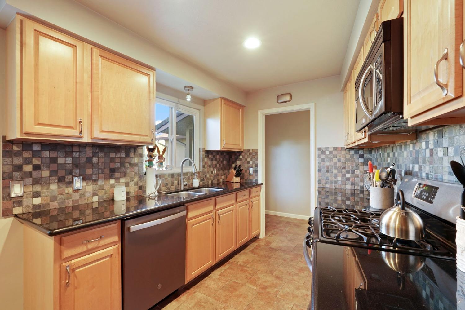 Detail Gallery Image 2 of 45 For 1133 S Orange Ave, Lodi,  CA 95240 - 3 Beds | 2 Baths
