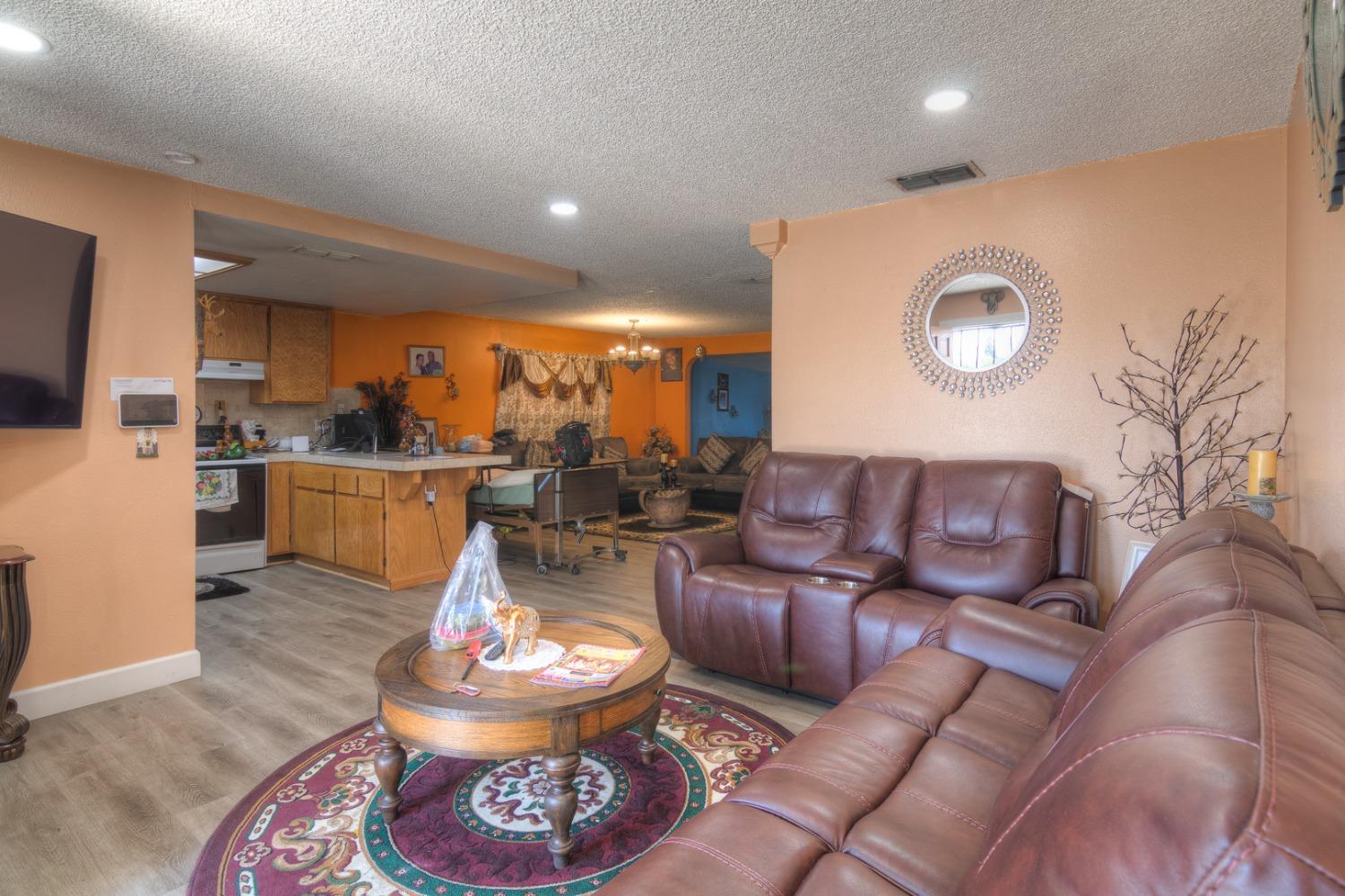 Detail Gallery Image 8 of 27 For 7326 Loma Verde Way, Sacramento,  CA 95822 - 3 Beds | 2 Baths