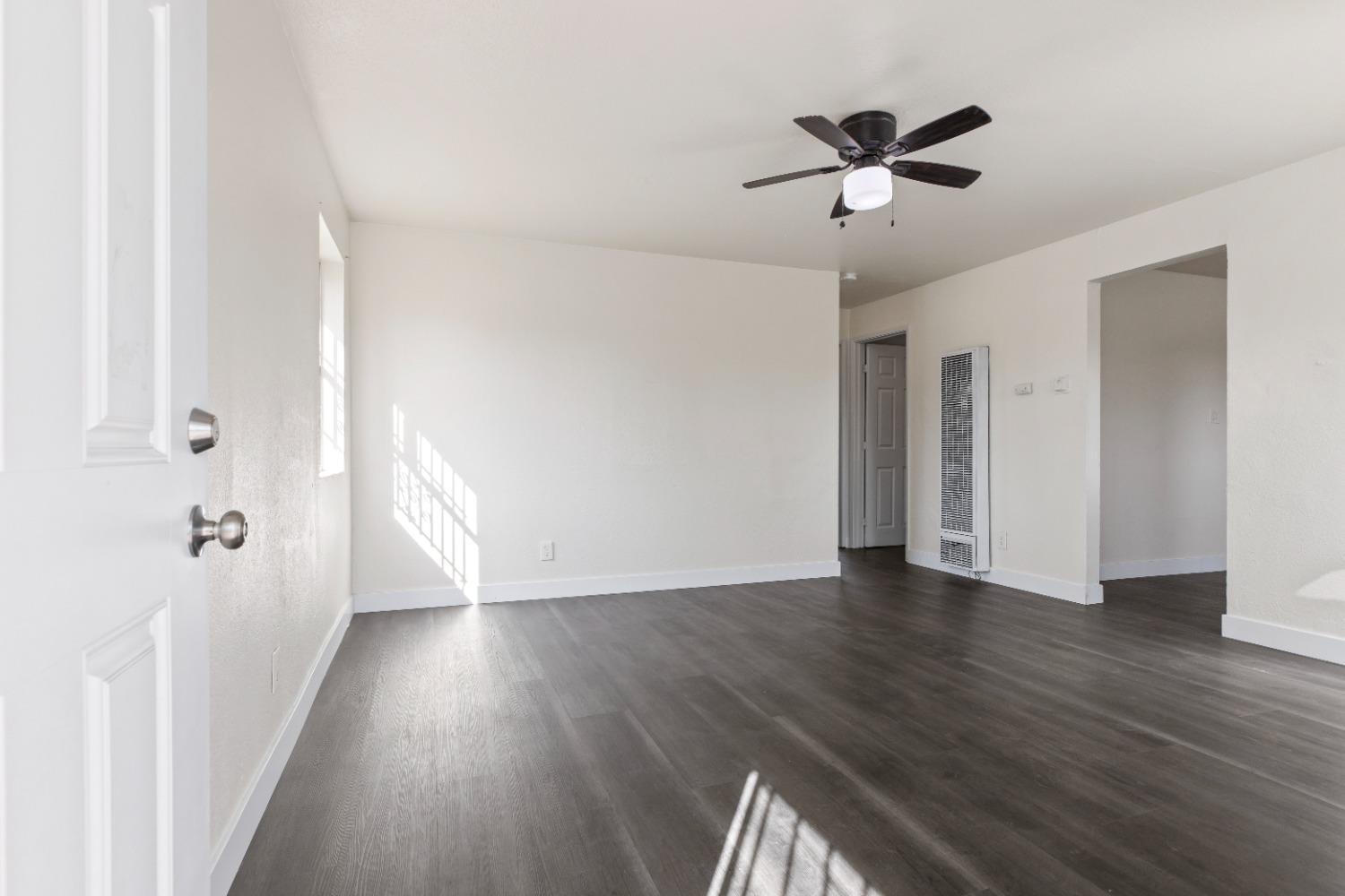 Detail Gallery Image 6 of 13 For 2121 S Lincoln St, Stockton,  CA 95206 - 3 Beds | 2 Baths