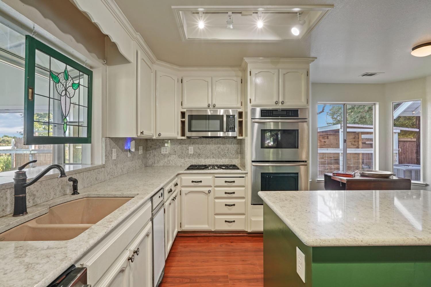 Detail Gallery Image 14 of 70 For 379 W Taddei Rd, Acampo,  CA 95220 - 3 Beds | 2/1 Baths