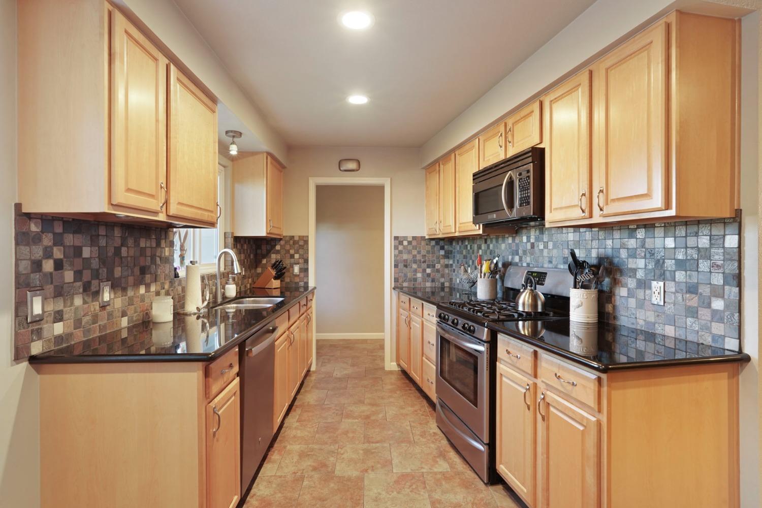 Detail Gallery Image 8 of 45 For 1133 S Orange Ave, Lodi,  CA 95240 - 3 Beds | 2 Baths