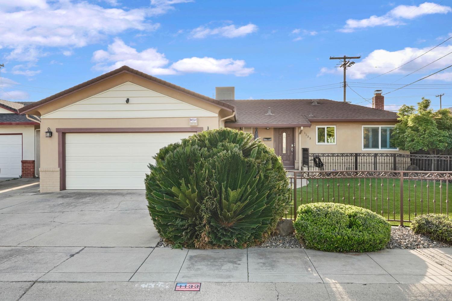 Detail Gallery Image 1 of 45 For 1133 S Orange Ave, Lodi,  CA 95240 - 3 Beds | 2 Baths