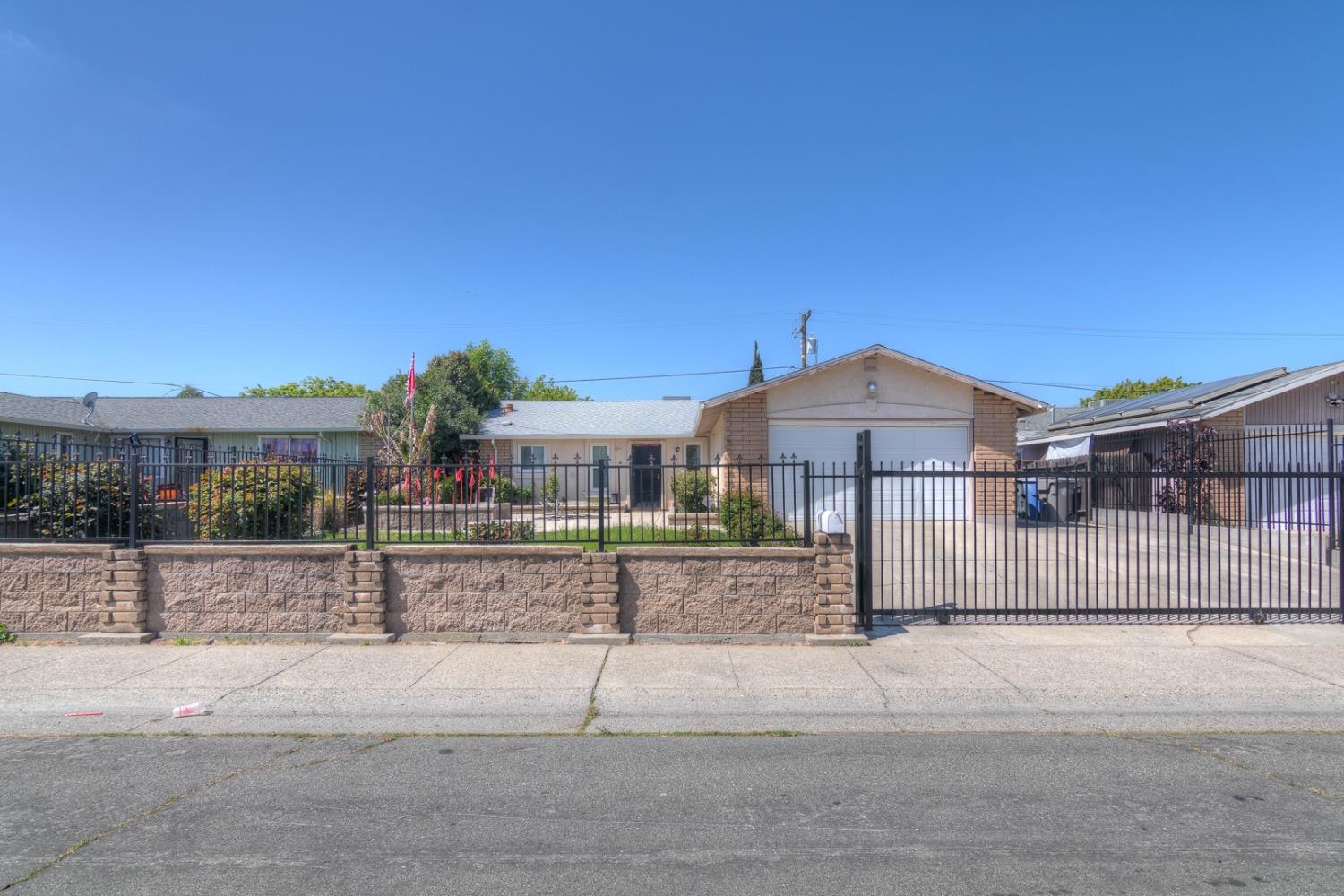 Detail Gallery Image 1 of 27 For 7326 Loma Verde Way, Sacramento,  CA 95822 - 3 Beds | 2 Baths