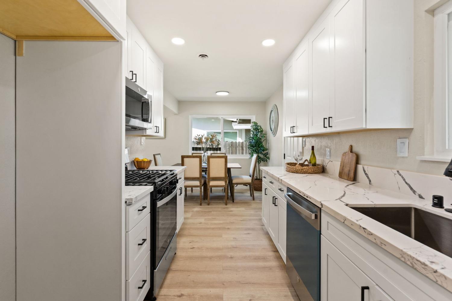 Detail Gallery Image 6 of 21 For 1314 Sheridan Ave, Roseville,  CA 95661 - 3 Beds | 2 Baths