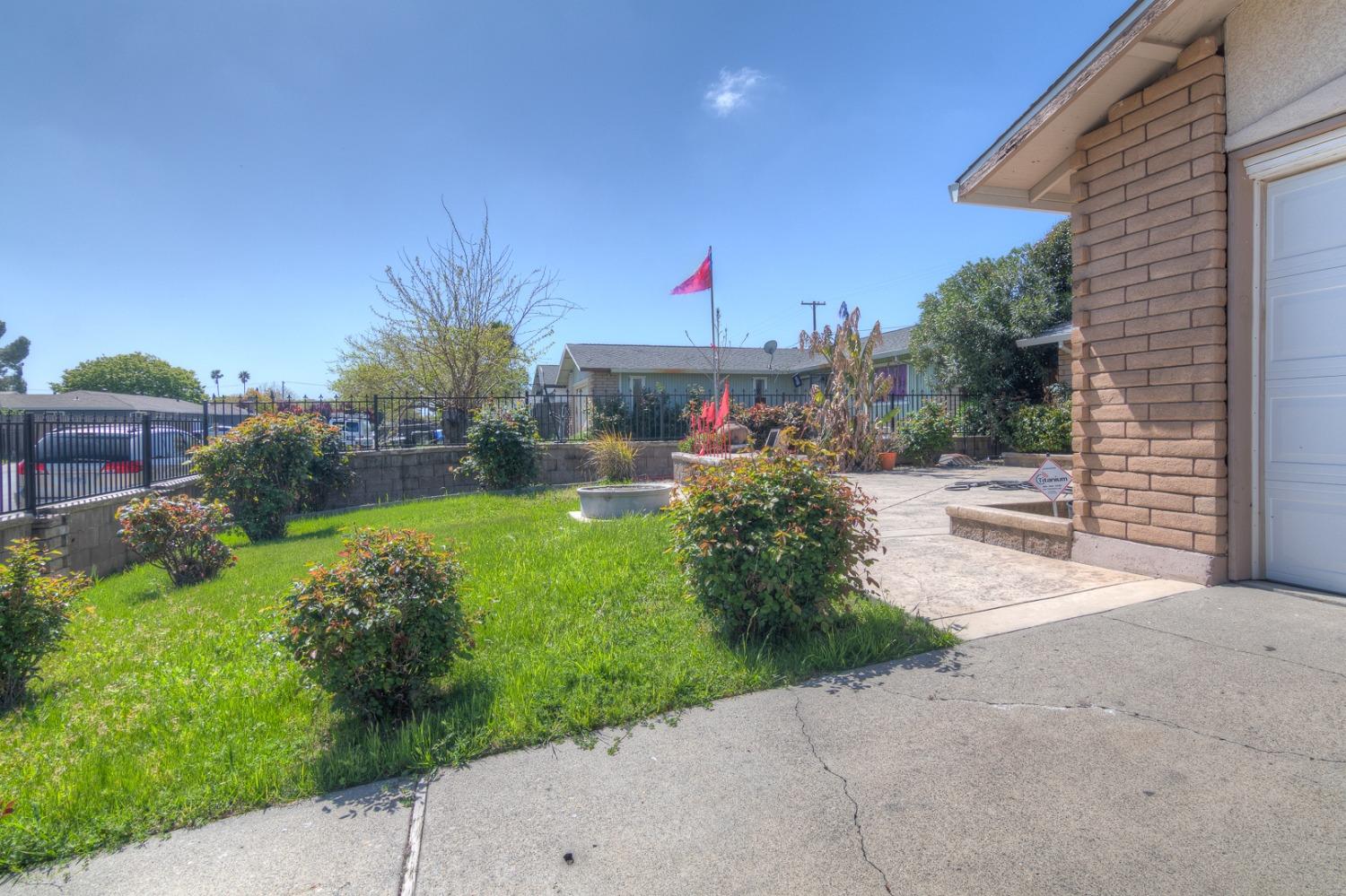 Detail Gallery Image 3 of 27 For 7326 Loma Verde Way, Sacramento,  CA 95822 - 3 Beds | 2 Baths
