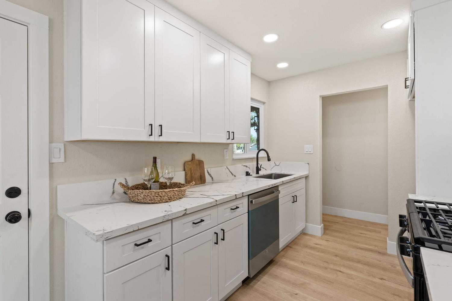 Detail Gallery Image 3 of 21 For 1314 Sheridan Ave, Roseville,  CA 95661 - 3 Beds | 2 Baths