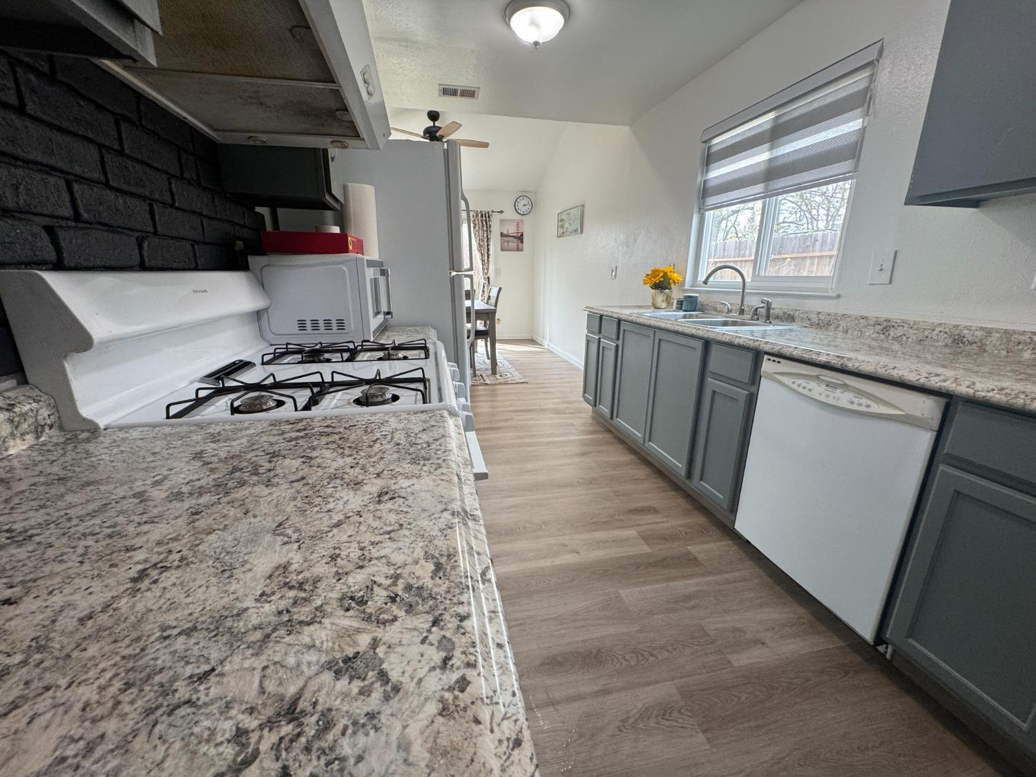 Detail Gallery Image 5 of 21 For 2953 Beeston Ave, Sacramento,  CA 95822 - 3 Beds | 2 Baths