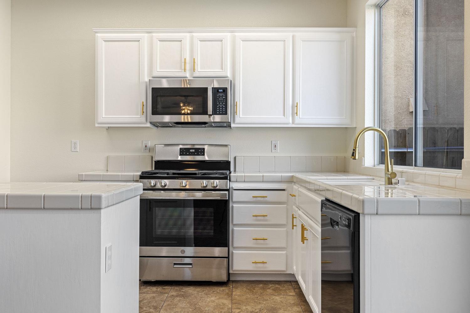 Detail Gallery Image 13 of 51 For 4214 Maddie Cir, Stockton,  CA 95209 - 4 Beds | 3 Baths
