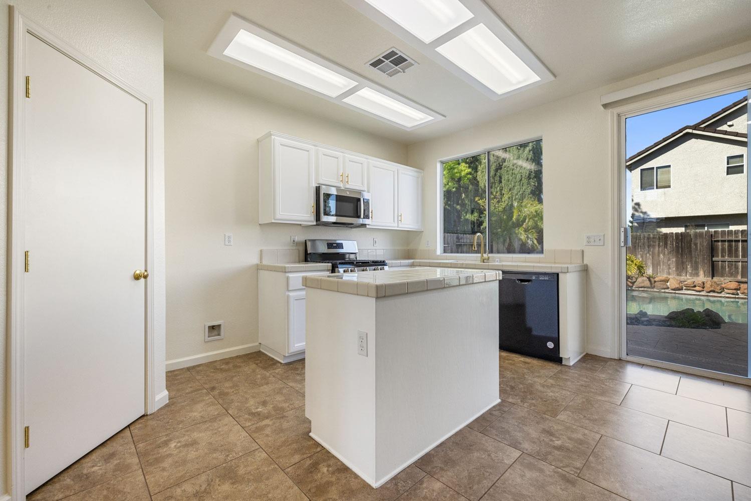 Detail Gallery Image 12 of 51 For 4214 Maddie Cir, Stockton,  CA 95209 - 4 Beds | 3 Baths