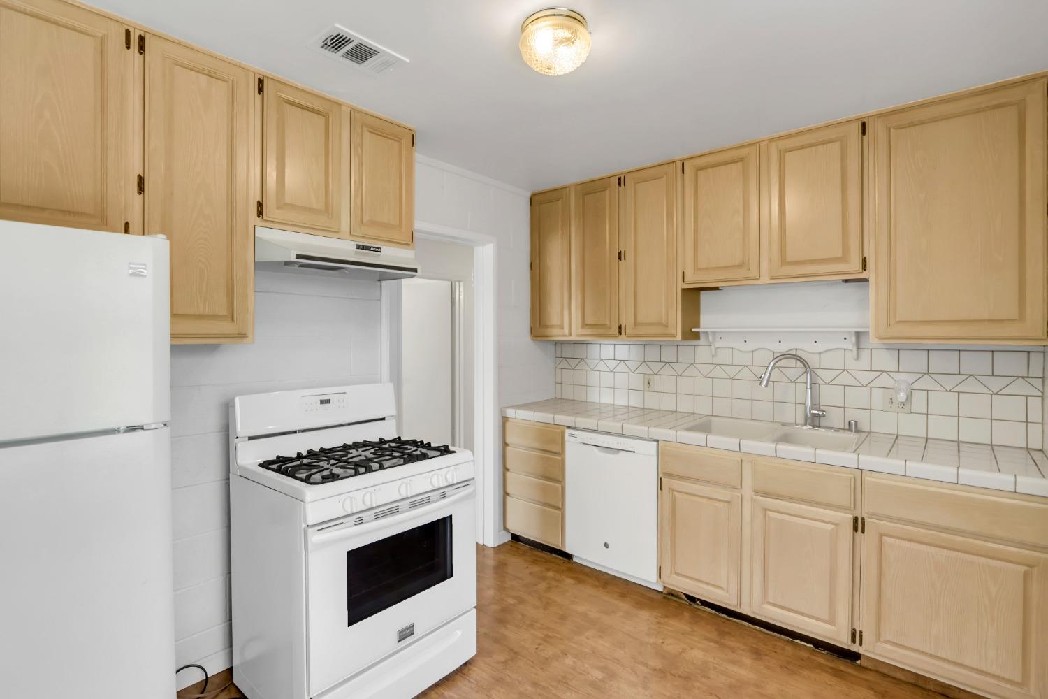Detail Gallery Image 9 of 36 For 5213 Ortega St, Sacramento,  CA 95820 - 3 Beds | 1 Baths