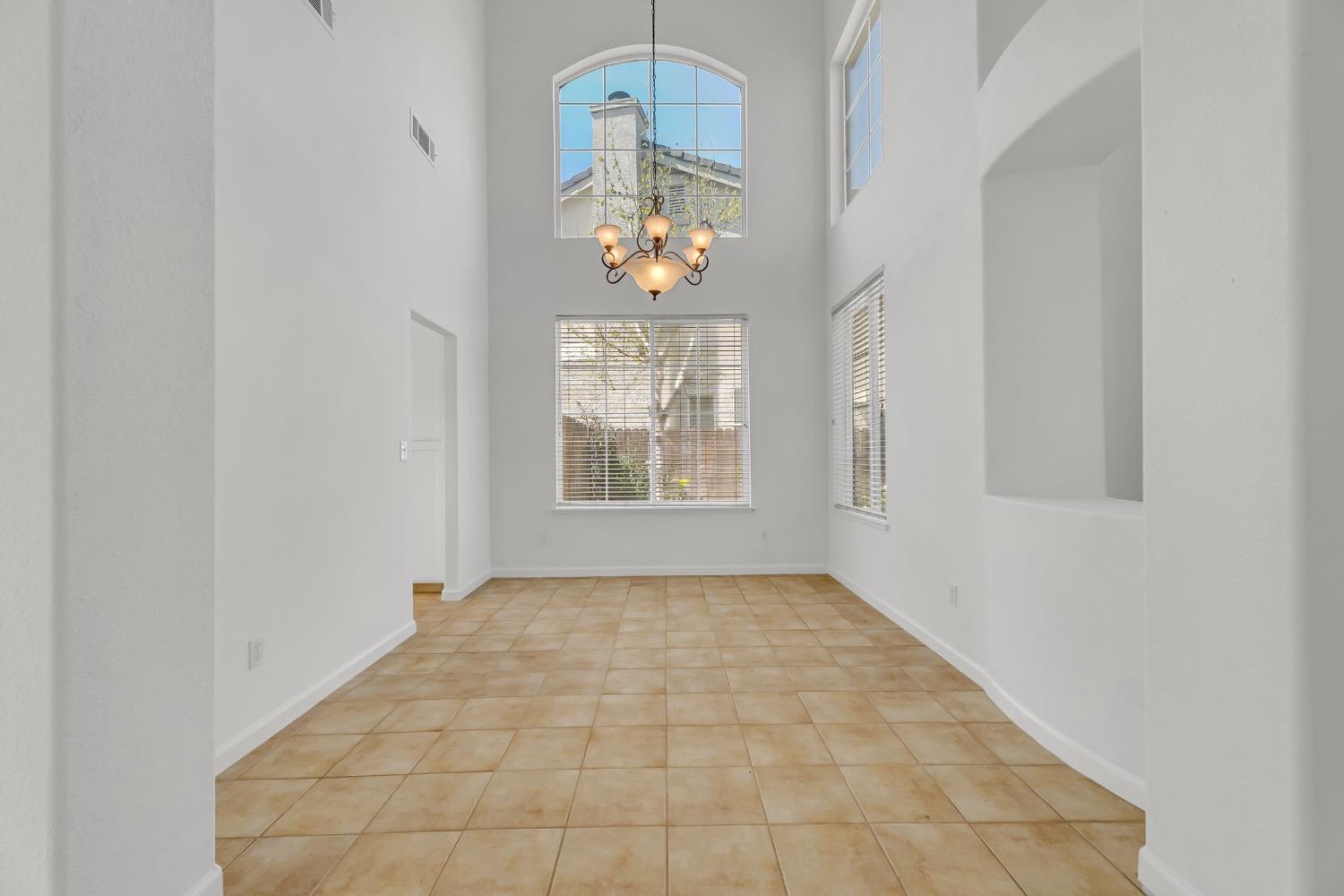 Detail Gallery Image 10 of 49 For 1902 Gerber Dr, Stockton,  CA 95209 - 4 Beds | 3/1 Baths