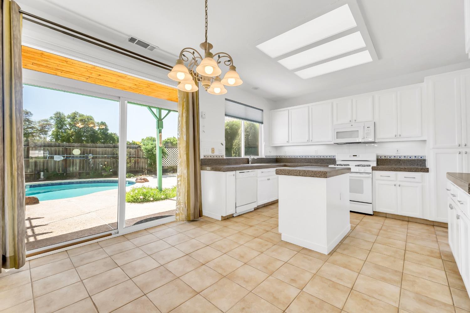 Detail Gallery Image 13 of 49 For 1902 Gerber Dr, Stockton,  CA 95209 - 4 Beds | 3/1 Baths