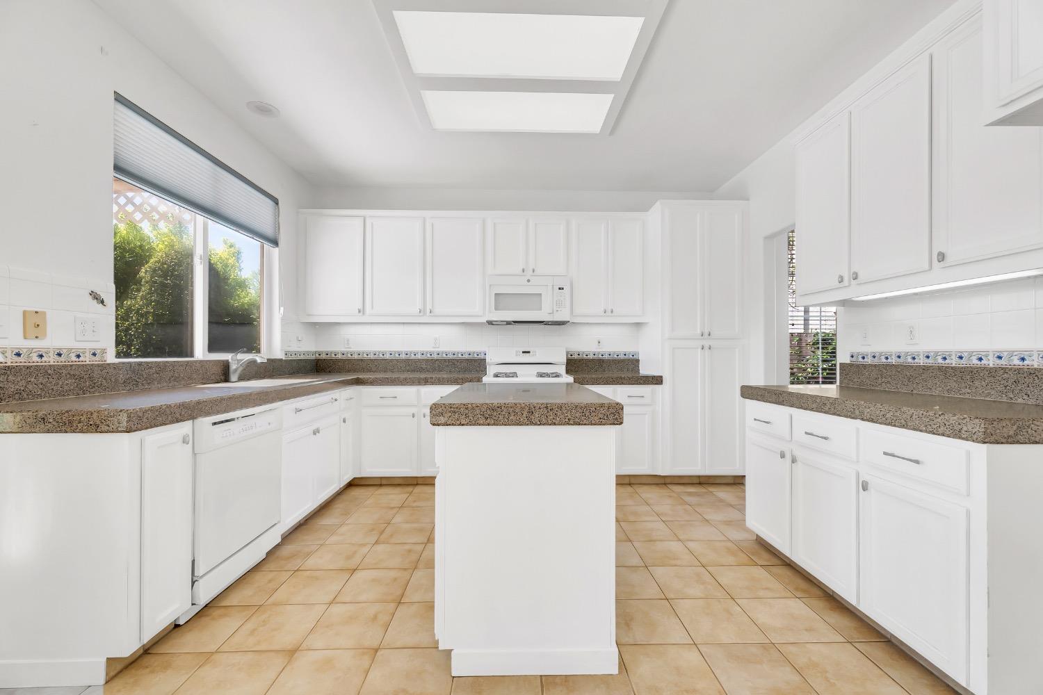 Detail Gallery Image 14 of 49 For 1902 Gerber Dr, Stockton,  CA 95209 - 4 Beds | 3/1 Baths