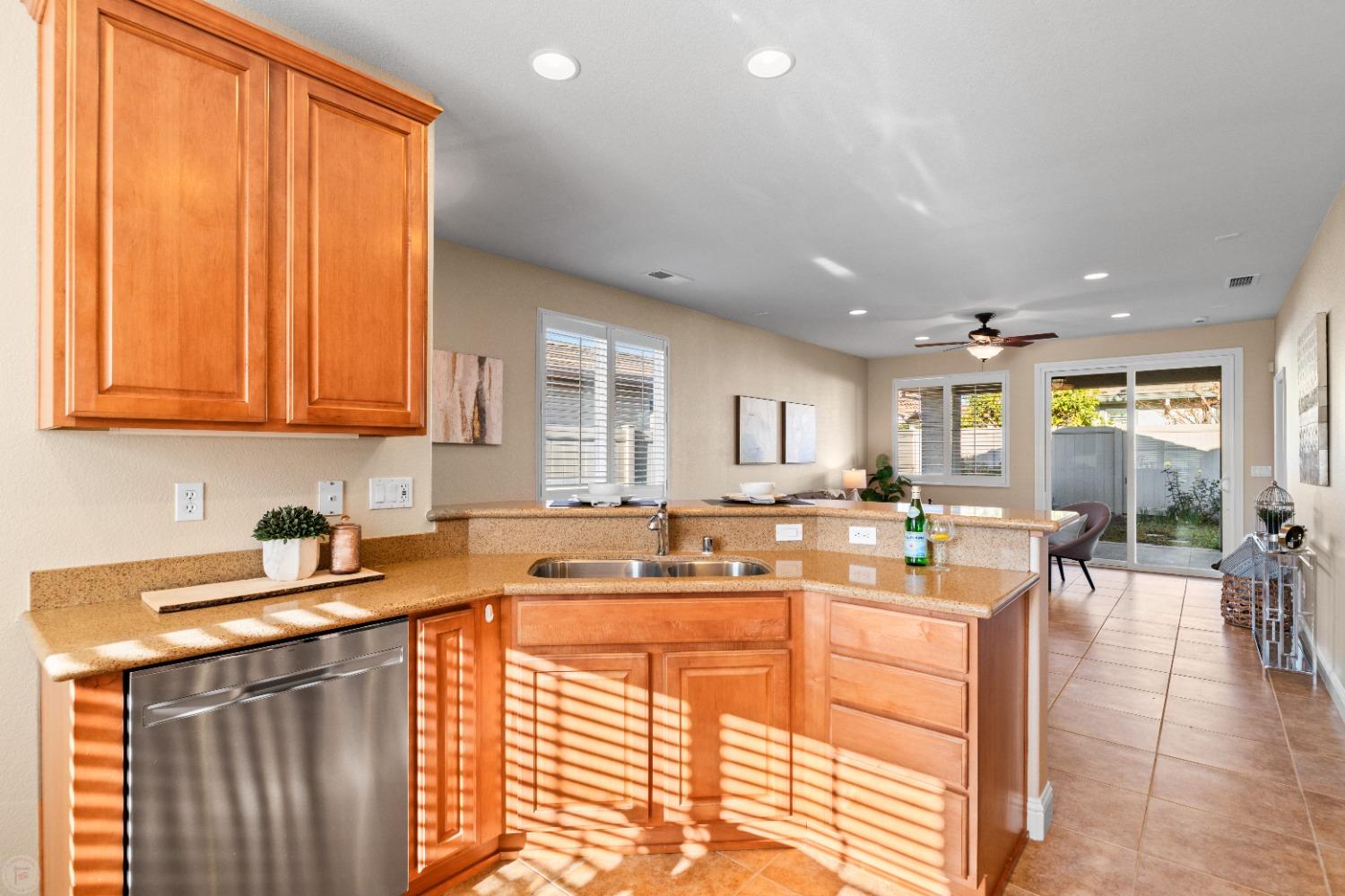 Detail Gallery Image 15 of 81 For 2327 Pepper Tree Ln, Manteca,  CA 95336 - 2 Beds | 2 Baths