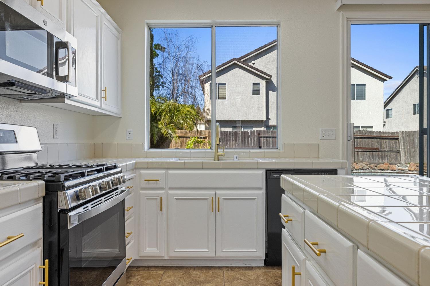 Detail Gallery Image 14 of 51 For 4214 Maddie Cir, Stockton,  CA 95209 - 4 Beds | 3 Baths