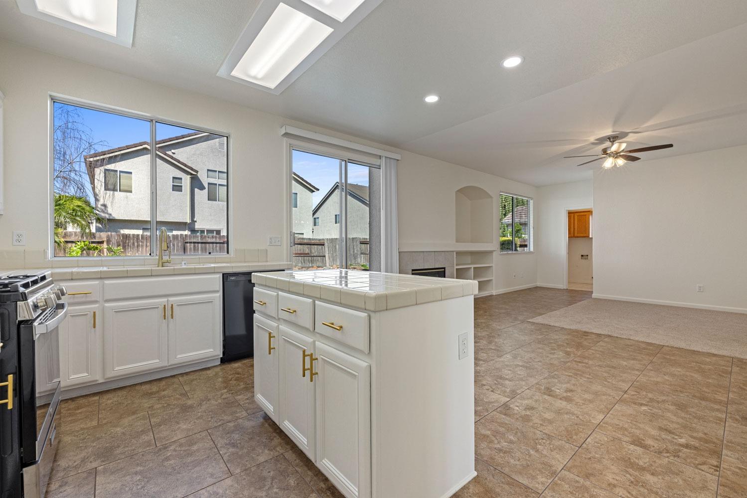 Detail Gallery Image 15 of 51 For 4214 Maddie Cir, Stockton,  CA 95209 - 4 Beds | 3 Baths