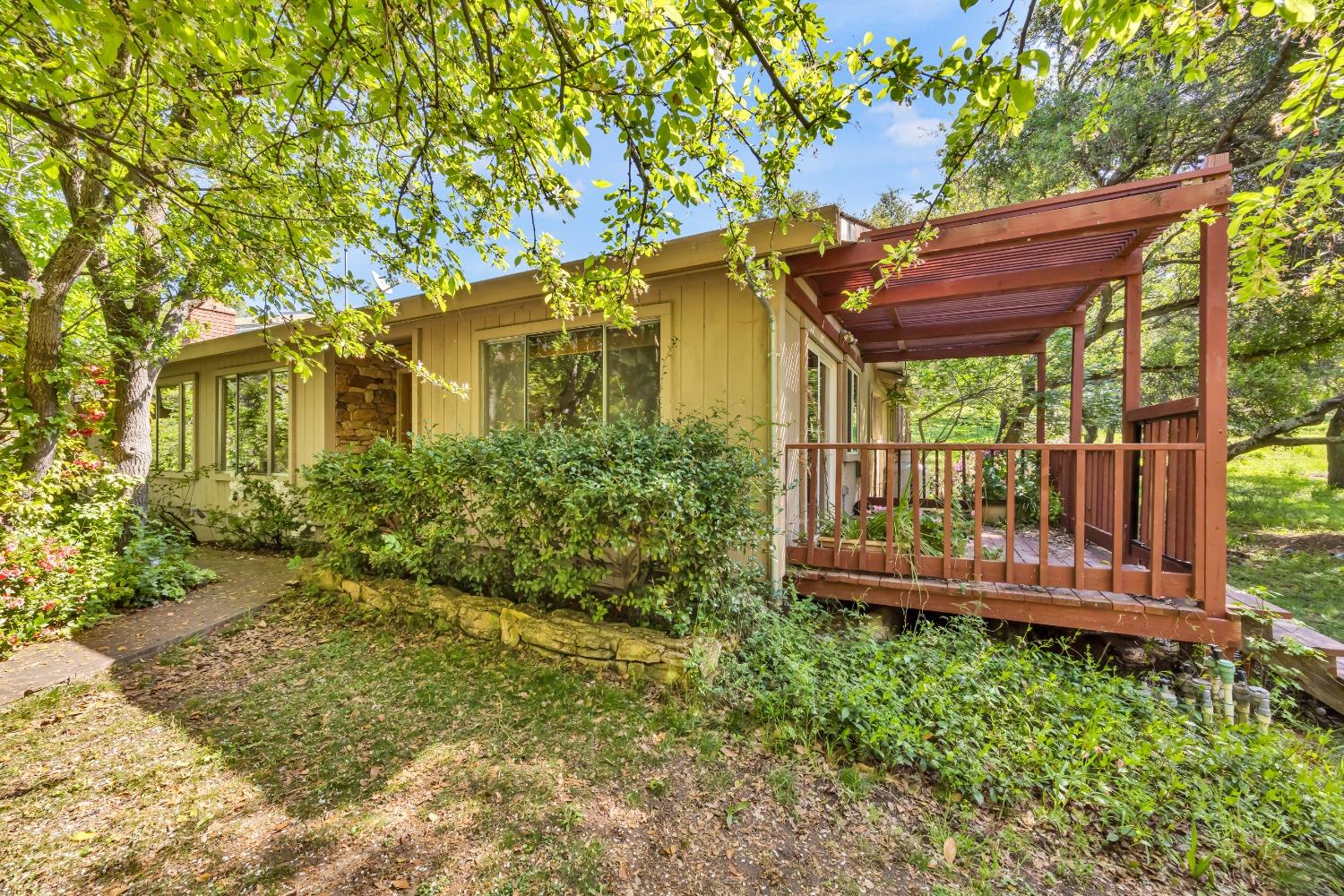 Detail Gallery Image 2 of 72 For 6880 White Ln, Loomis,  CA 95650 - 3 Beds | 3 Baths