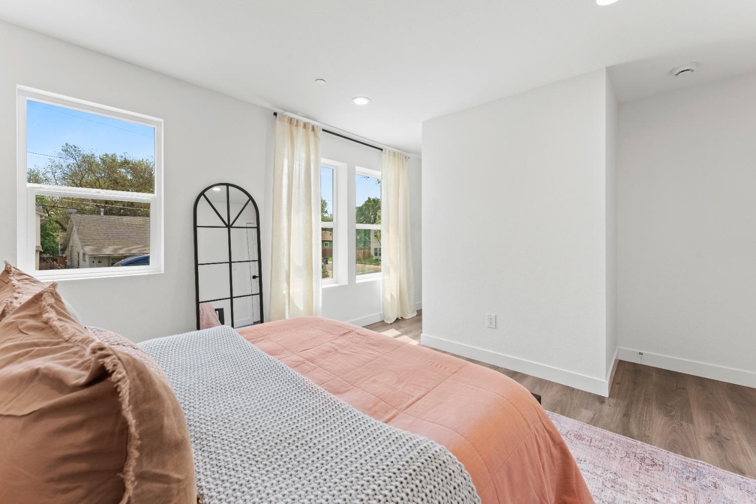 Detail Gallery Image 18 of 65 For 4017 Broadway, Sacramento,  CA 95817 - 4 Beds | 3/1 Baths