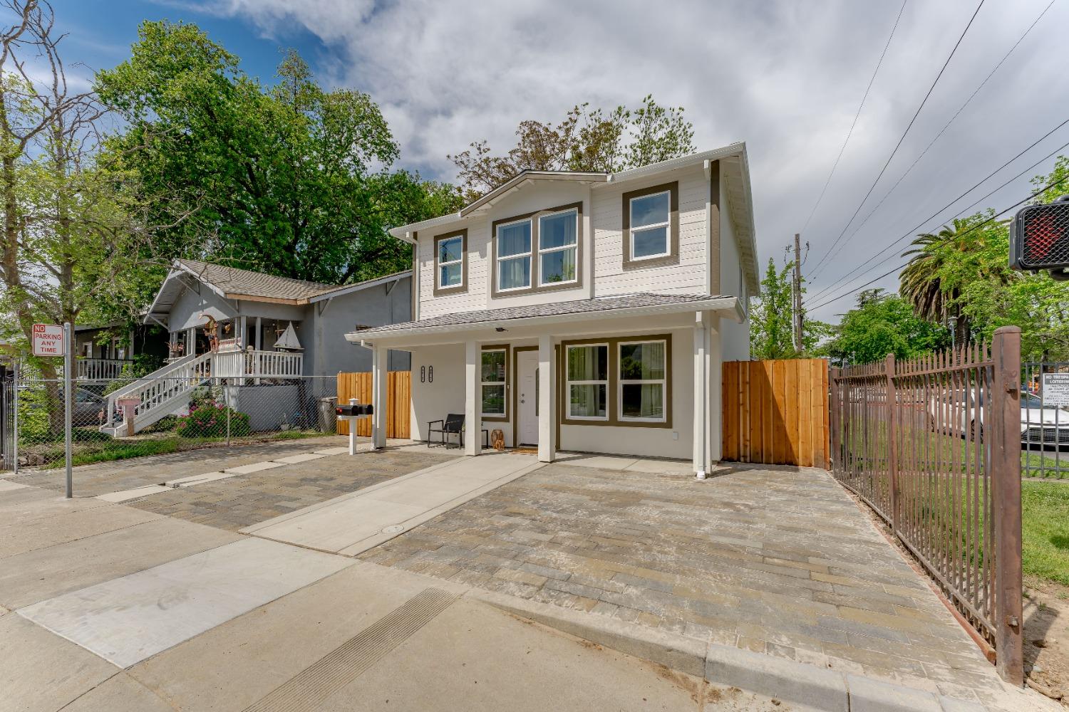 Detail Gallery Image 7 of 65 For 4017 Broadway, Sacramento,  CA 95817 - 4 Beds | 3/1 Baths