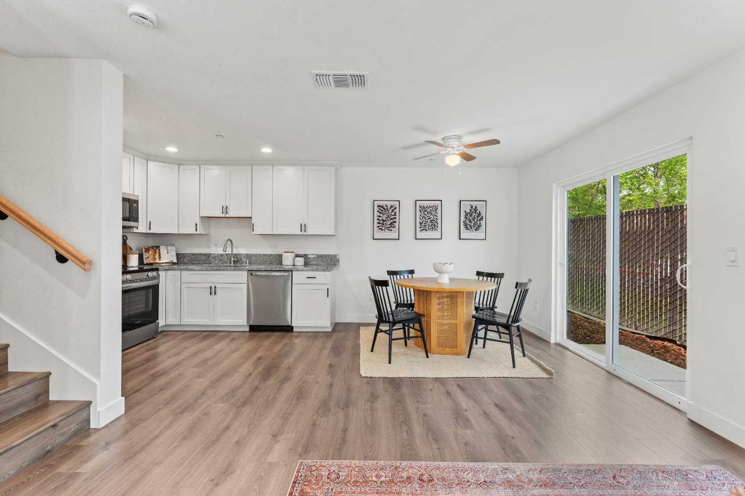Detail Gallery Image 3 of 65 For 4017 Broadway, Sacramento,  CA 95817 - 4 Beds | 3/1 Baths